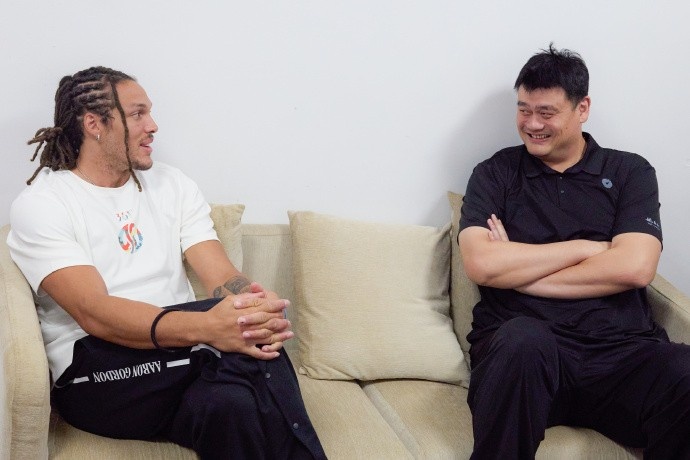 华体会app登录-中国行球星频频拜访姚明，媒体分享戈登与姚明合影瞬间