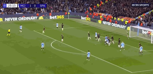 1729721306729090811.gif 门线解围.gif