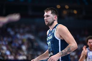 华体会官网-队友真投不进！东契奇全场1助个人本届新低 而在本场前场均8.4助