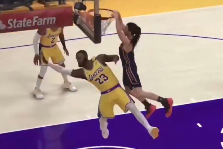 赶紧删了！2K26加入男女篮混战的效果？詹姆斯被克拉克隔扣