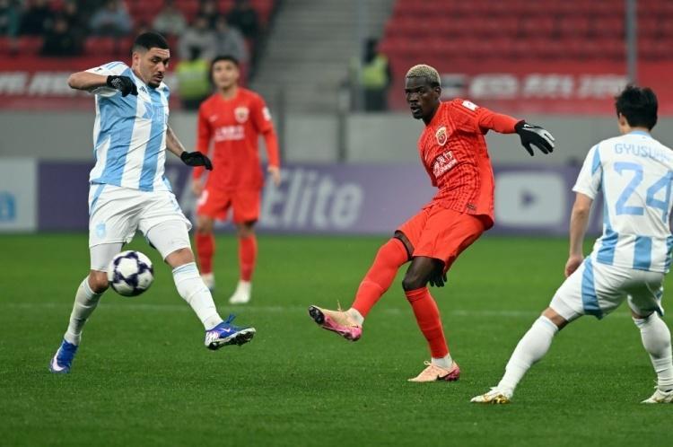 华体会app登录-海港半场闪电破门！克劳德将功补过，轰海港处子球后拥抱穆帅